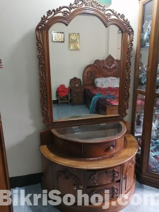 ড্রেসিং টেবিল